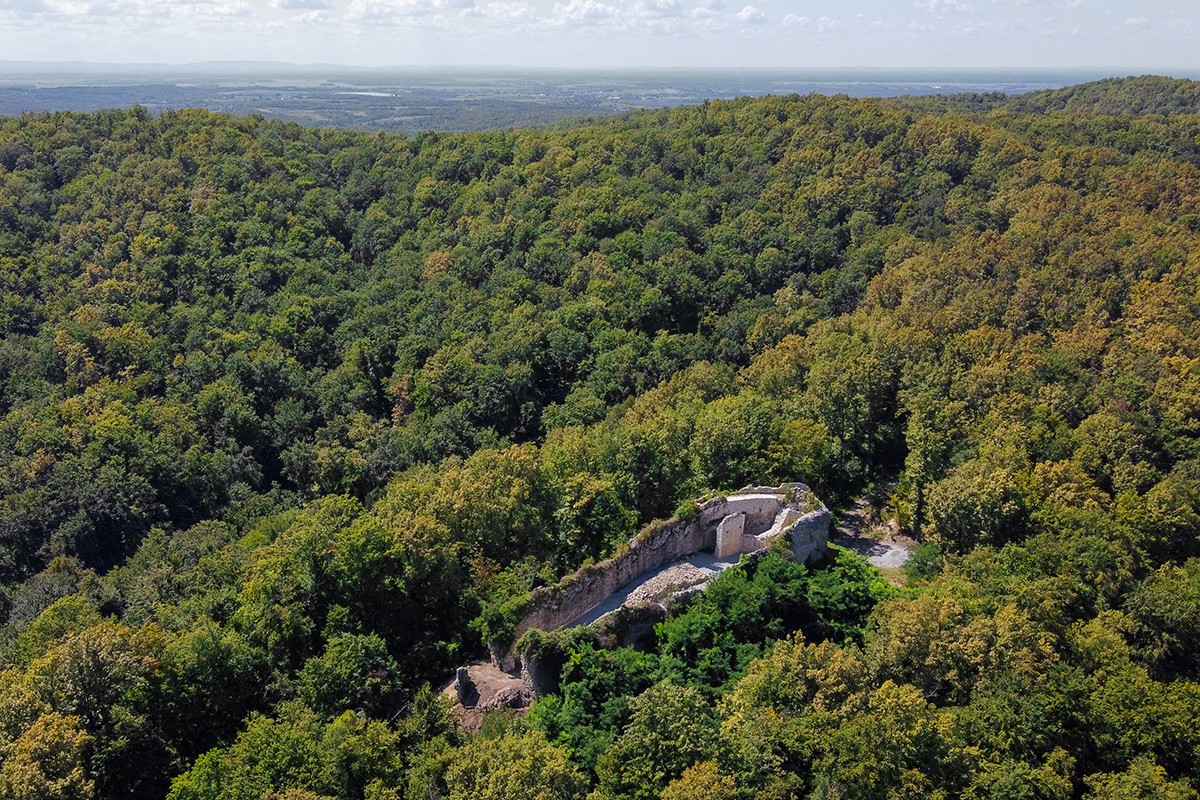 Srednjevjekovna utvrda Jelengrad na Moslavačkoj gori